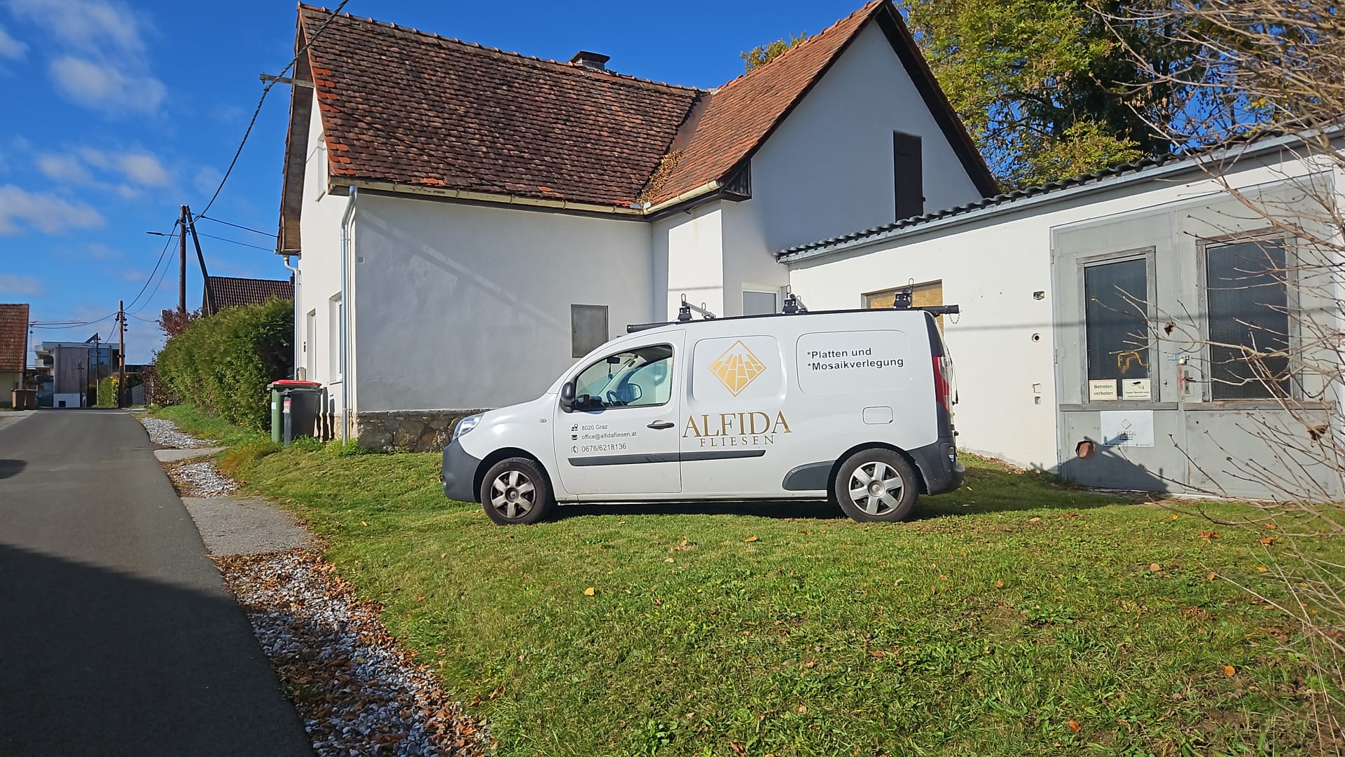 Auto mit Alfida Fliesen Logo